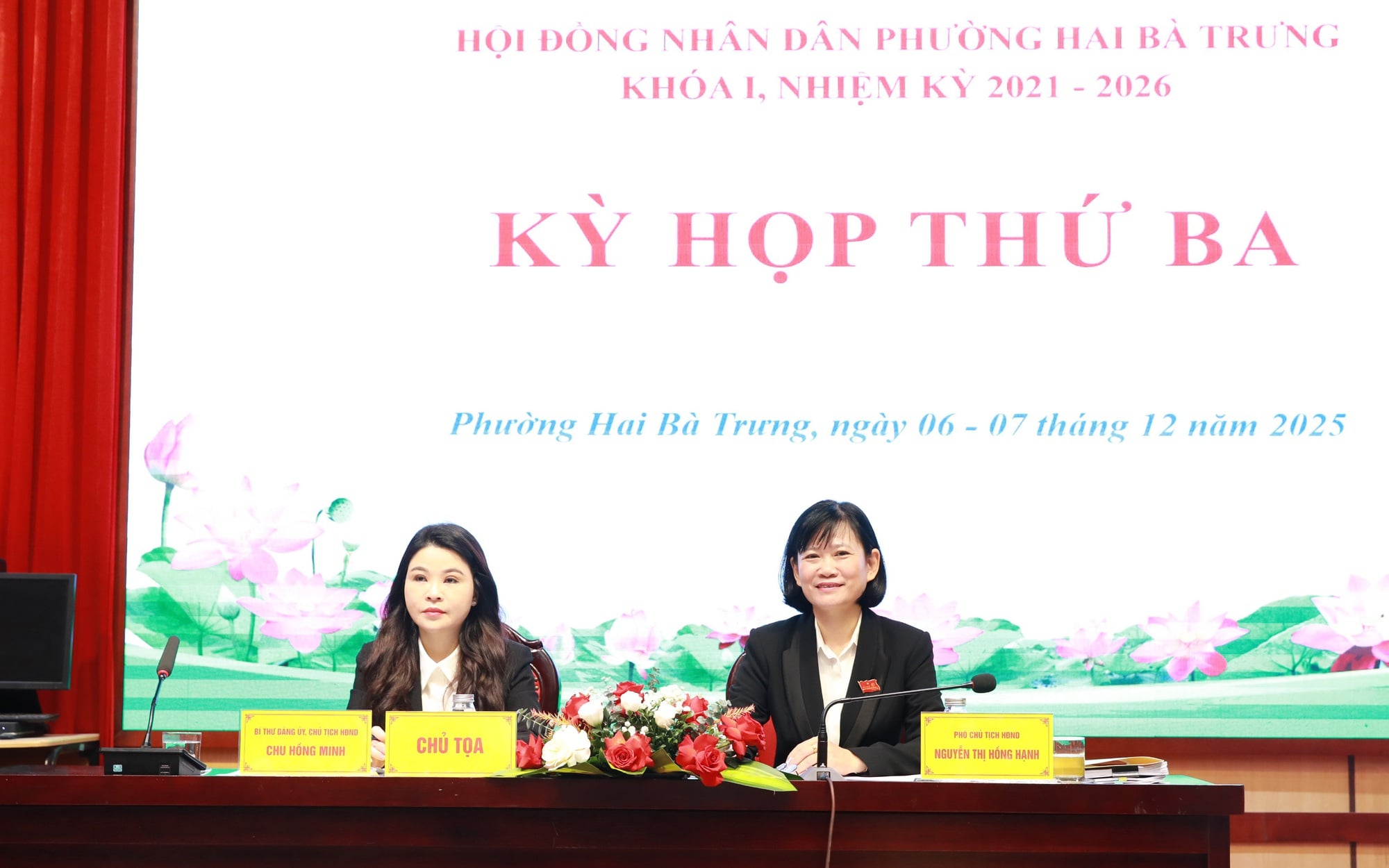 Các đồng chí lãnh đạo phường Hai Bà Trưng chủ trì kỳ họp HĐND lần thứ ba