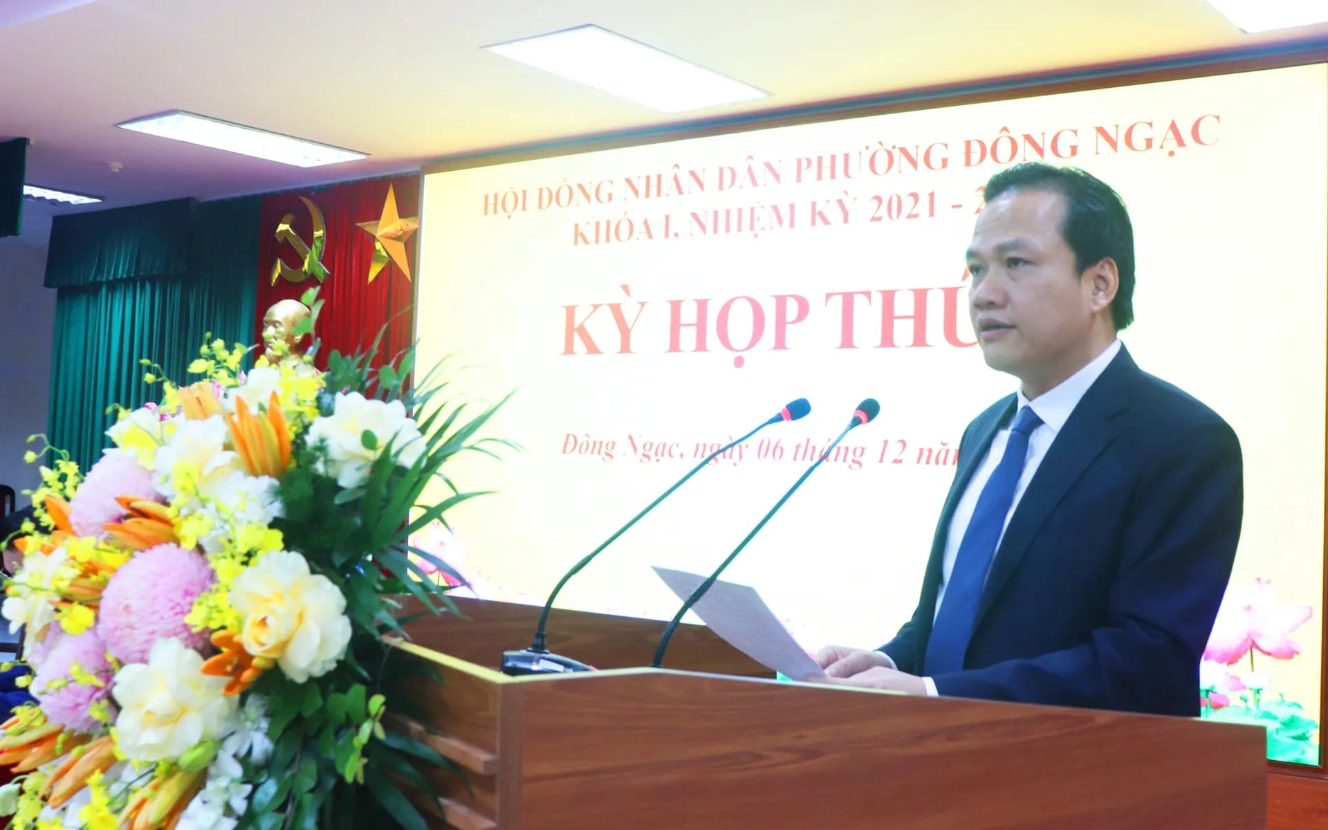 Bí thư Đảng ủy, Chủ tịch HĐND phường Đông Ngạc Ngô Văn Nam phát biểu tại kỳ họp