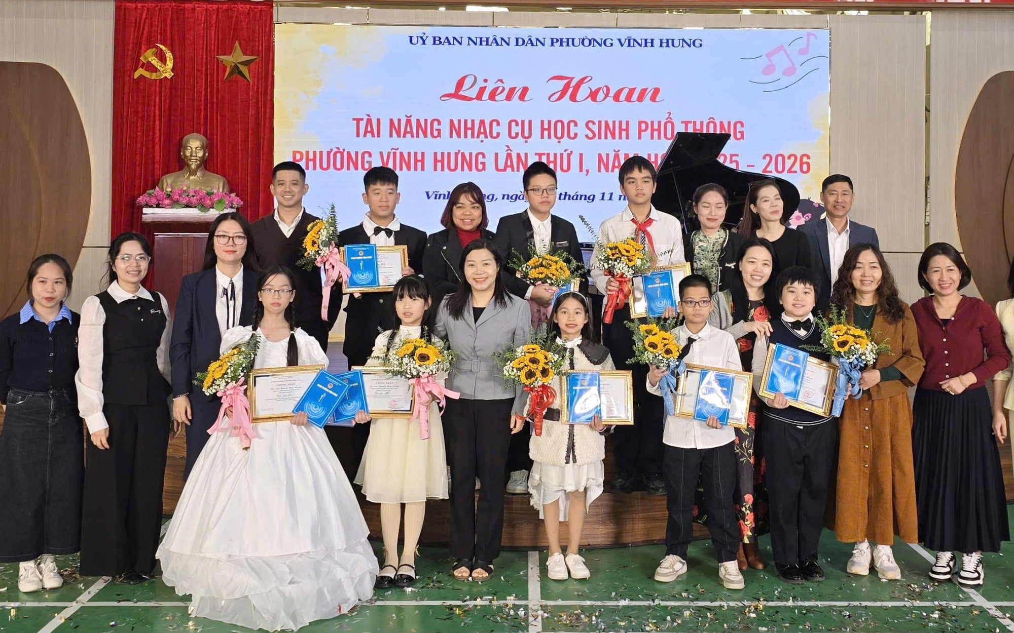 ভিন হুং ওয়ার্ড পিপলস কমিটির ভাইস চেয়ারম্যান, কোয়ান থি ভ্যান আন, পুরস্কারপ্রাপ্ত প্রতিযোগীদের সাথে স্মারক ছবি তোলেন। Phó Chủ tịch UBND phường Vĩnh Hưng Quán Thị Vân Anh chụp ảnh lưu niệm với các thí sinh đạt giải