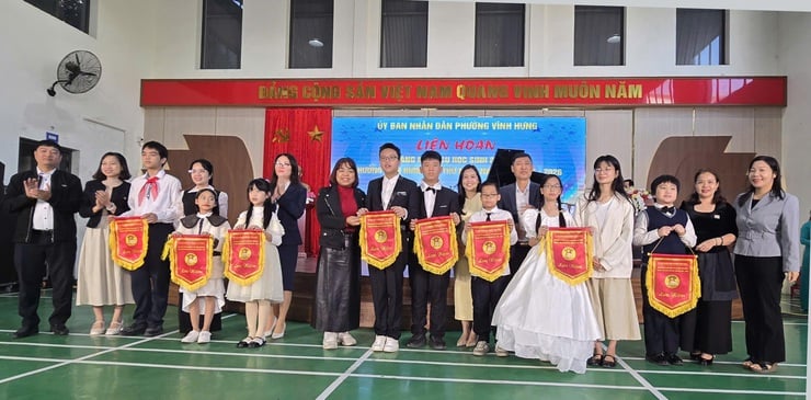 ভিন হাং ওয়ার্ড প্রথমবারের মতো উচ্চ বিদ্যালয়ের শিক্ষার্থীদের মধ্যে সঙ্গীত প্রতিভা অনুসন্ধান করছেন - ছবি ১। Phường Vĩnh Hưng tìm kiếm tài năng nhạc cụ học sinh phổ thông lần thứ I- Ảnh 1.