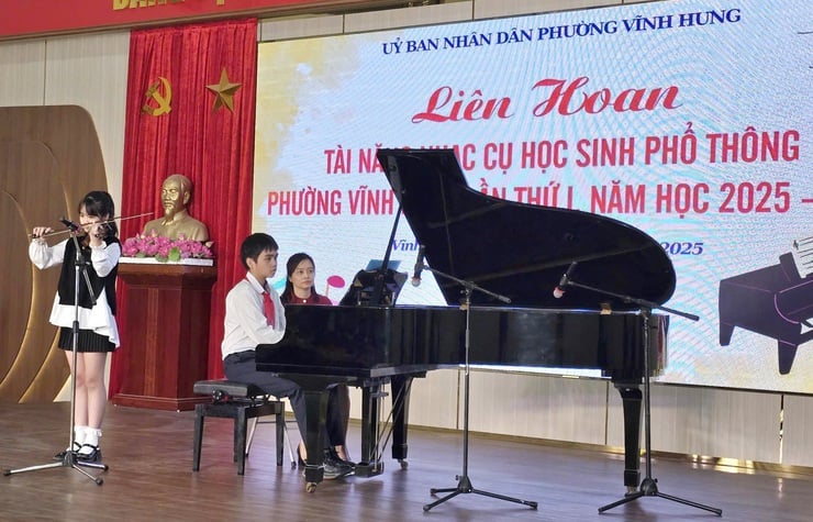 ভিন হাং ওয়ার্ড প্রথমবারের মতো উচ্চ বিদ্যালয়ের শিক্ষার্থীদের মধ্যে সঙ্গীত প্রতিভা অনুসন্ধান করছেন - ছবি ৩। Phường Vĩnh Hưng tìm kiếm tài năng nhạc cụ học sinh phổ thông lần thứ I- Ảnh 3.