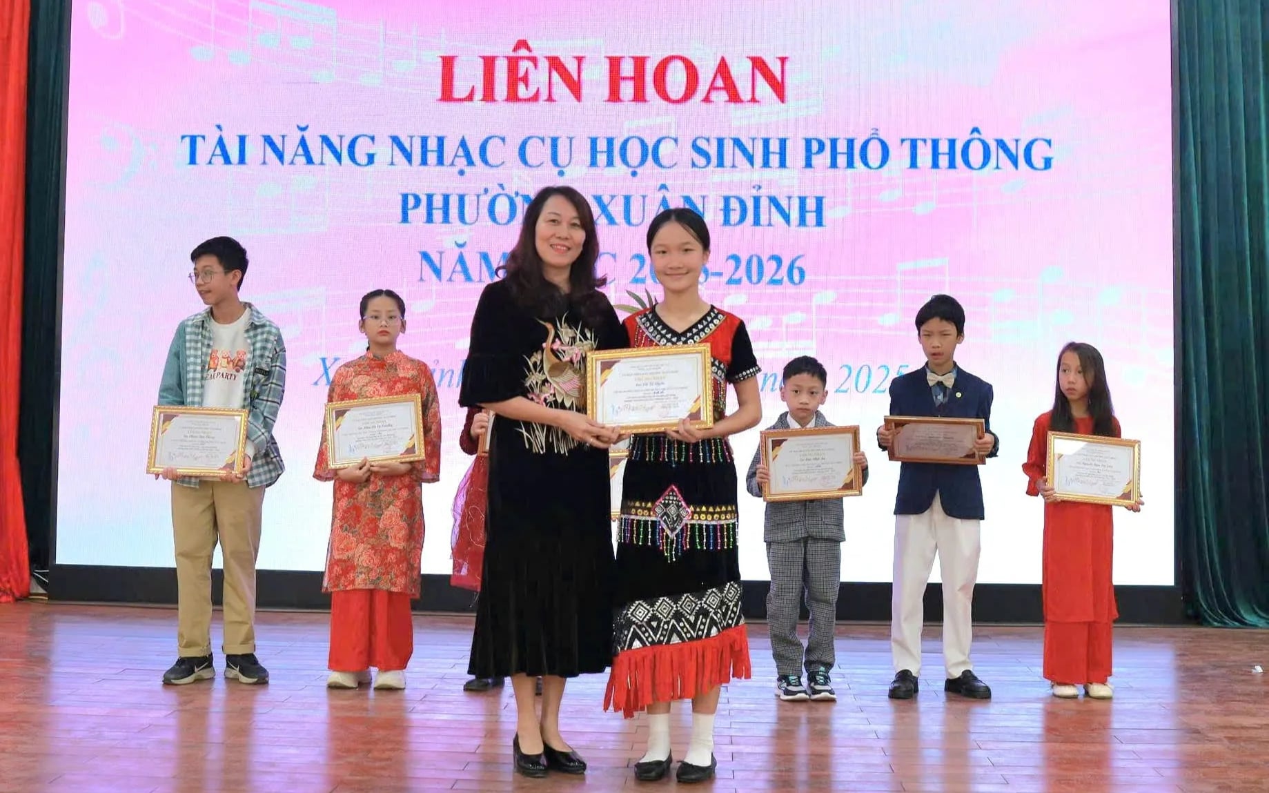 জুয়ান দিন ওয়ার্ডের সংস্কৃতি ও সমাজ বিভাগের প্রধান ফাম থি তু আনহ চমৎকার প্রতিযোগীদের পুরষ্কার প্রদান করেন। Trưởng phòng Văn hóa xã hội phường Xuân Đỉnh Phạm Thị Tú Anh trao giải cho thí sinh đạt giải xuất sắc