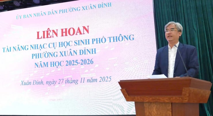 জুয়ান দিন ওয়ার্ড উচ্চ বিদ্যালয়ের শিক্ষার্থীদের জন্য সঙ্গীত প্রতিভা উৎসবের উদ্বোধন করছেন - ছবি ১। Phường Xuân Đỉnh khai mạc Liên hoan tài năng nhạc cụ học sinh phổ thông- Ảnh 1.