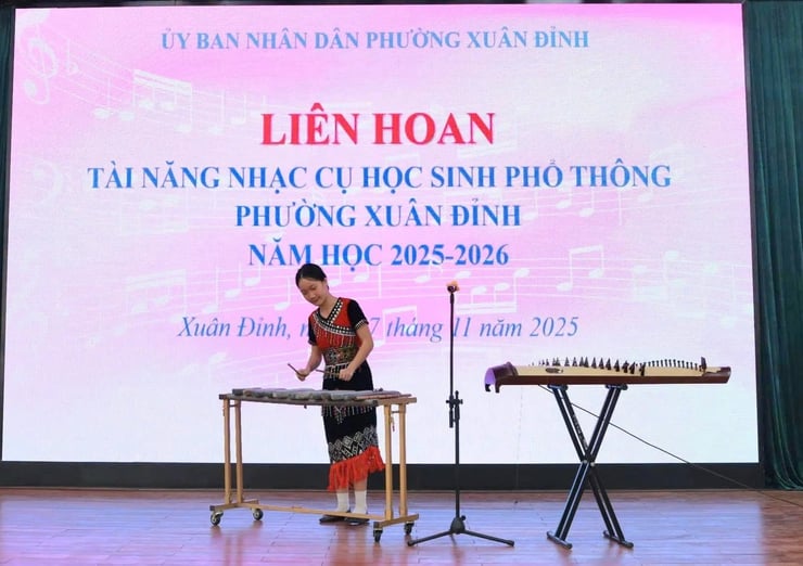 জুয়ান দিন ওয়ার্ড উচ্চ বিদ্যালয়ের শিক্ষার্থীদের জন্য সঙ্গীত প্রতিভা উৎসবের উদ্বোধন করছেন - ছবি ২। Phường Xuân Đỉnh khai mạc Liên hoan tài năng nhạc cụ học sinh phổ thông- Ảnh 2.