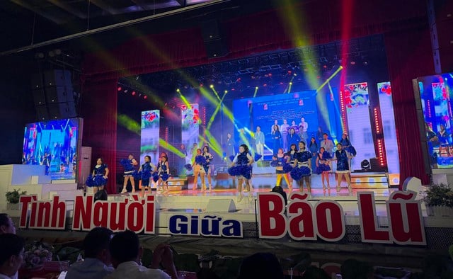 Một trường phổ thông tại TP.HCM quyên góp 821 triệu đồng hỗ trợ người dân vùng lũ - Ảnh 1.