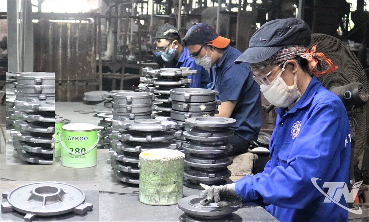 Arbetarna på Thai Nguyen Iron and Steel Mechanical Joint Stock Company följer strikt bestämmelserna om arbetssäkerhet.