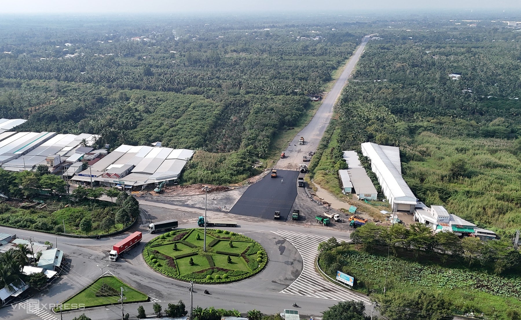 Панорамный вид на участок шоссе Кантхо — Камау, на котором было проведено асфальтовое покрытие.