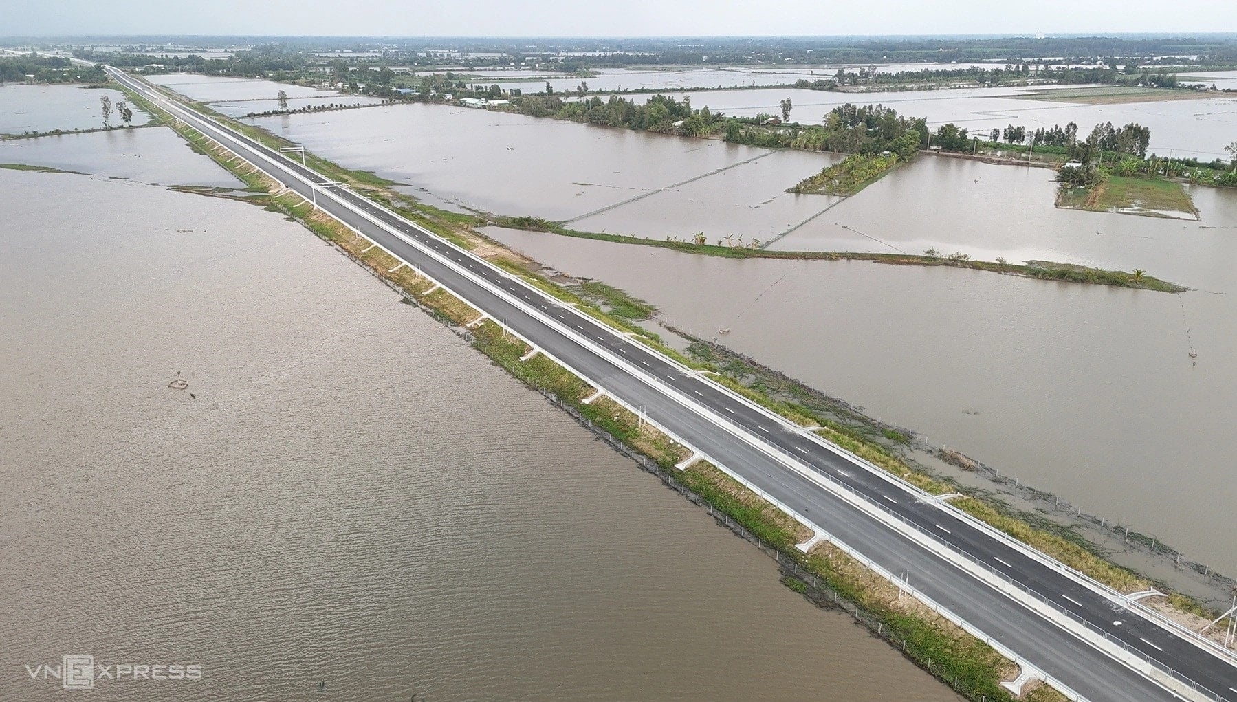 Рабочие наносят дорожную разметку на шоссе.