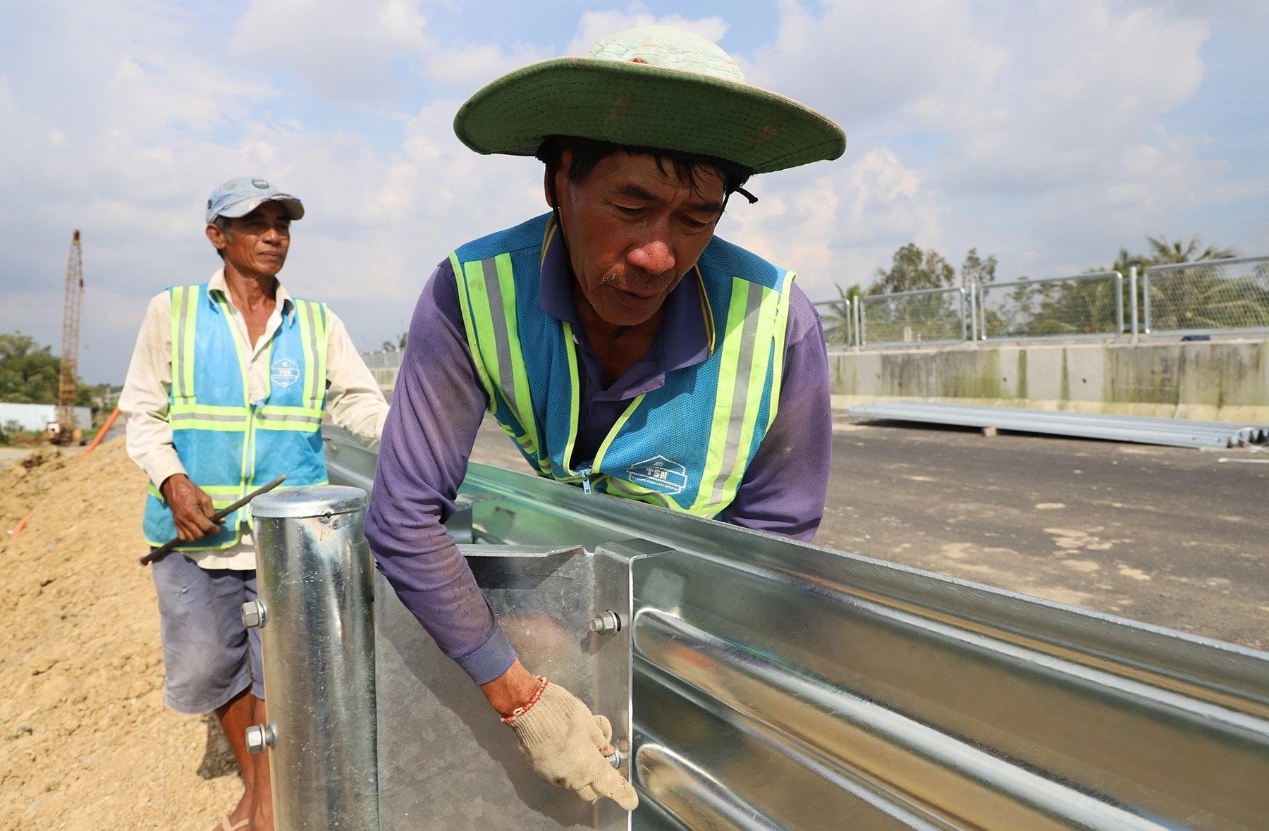 На перекрестке IC4 шоссе Кантхо - Камау ведутся работы на технике.