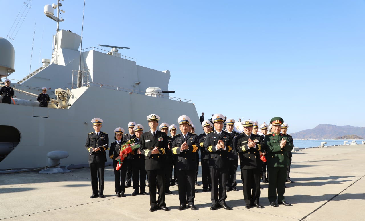 Tàu hộ vệ tên lửa 015 Trần Hưng Đạo cập cảng Kure, bắt đầu thăm Nhật Bản- Ảnh 5.