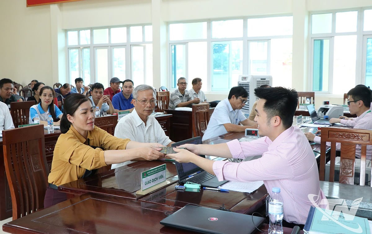 Nam Hoa komününde yaşayan Bayan Do Thi Lan, Dong Hy Sosyal Politika Bankası İşlem Ofisi'nde STEM öğrencileri için bir politika kredisi alan öğrenci Nguyen Tung Duong'un annesidir.