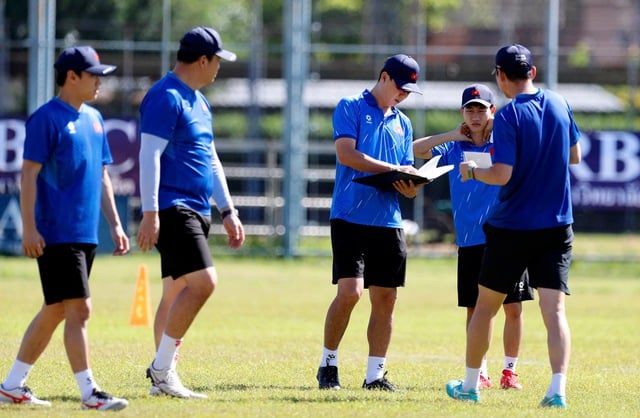 Left wing of U.23 Vietnam: Plenty of talent but lack of ideas, how can coach Kim solve this? - Photo 3. Cánh trái U.23 Việt Nam: Thừa nhân tài nhưng thiếu ý tưởng, thầy Kim giải sao đây?- Ảnh 3.