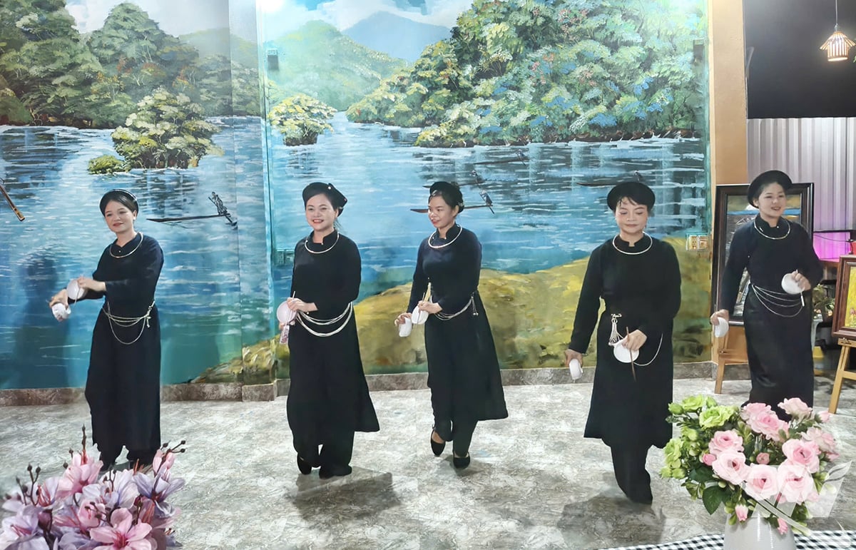 ក្រុមសិល្បៈក្នុងស្រុកសម្ដែងរបាំចានសម្រាប់ភ្ញៀវទេសចរដែលស្នាក់នៅបឹង Ba Be។