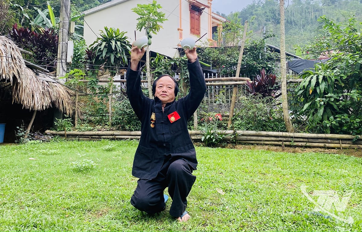 វិចិត្រករ Ha Sy Hoan ងប់ងល់នឹងរបាំចាន។