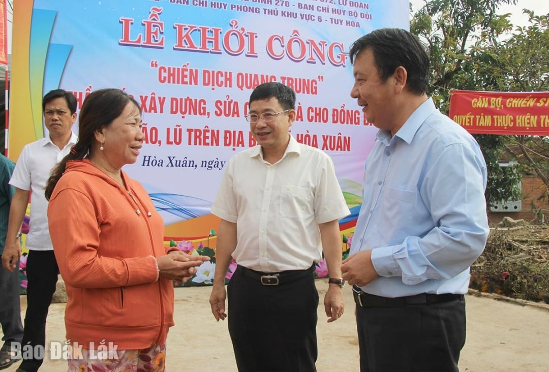 Товариш Хюїнь Лу Тан, член Постійного комітету провінційної партії, голова правління економічної зони Фу Єн, та місцеві лідери відвідали людей та закликали їх якнайшвидше стабілізувати своє життя.