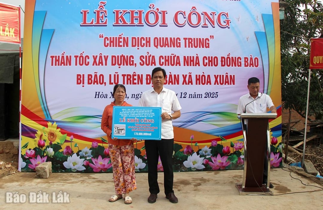 Голова Народного комітету комуни Хоанг Ань Туан вручив символічну пам'ятну дошку у розмірі 170 мільйонів донгів на будівництво будинку для пані Дінь Тхі Рот.