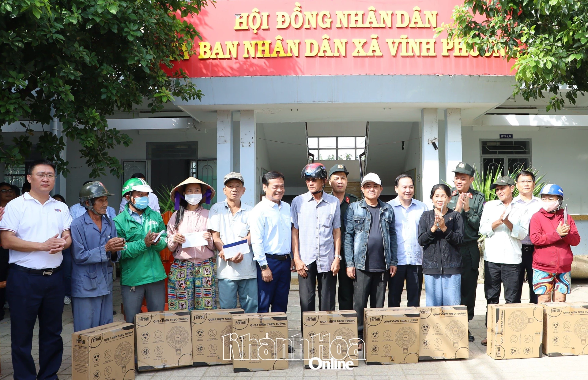 Tovarășul Ho Xuan Truong și sponsorii au oferit cadouri oamenilor.