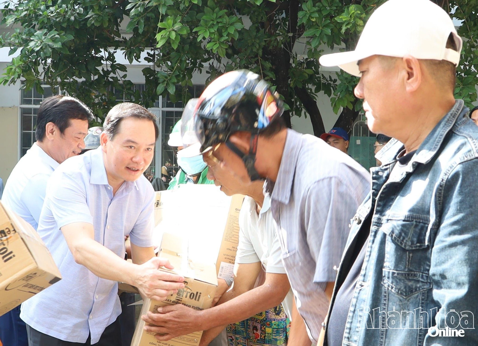 Tovarășul Ho Xuan Truong și unitățile sale au oferit cadouri persoanelor afectate de inundații.
