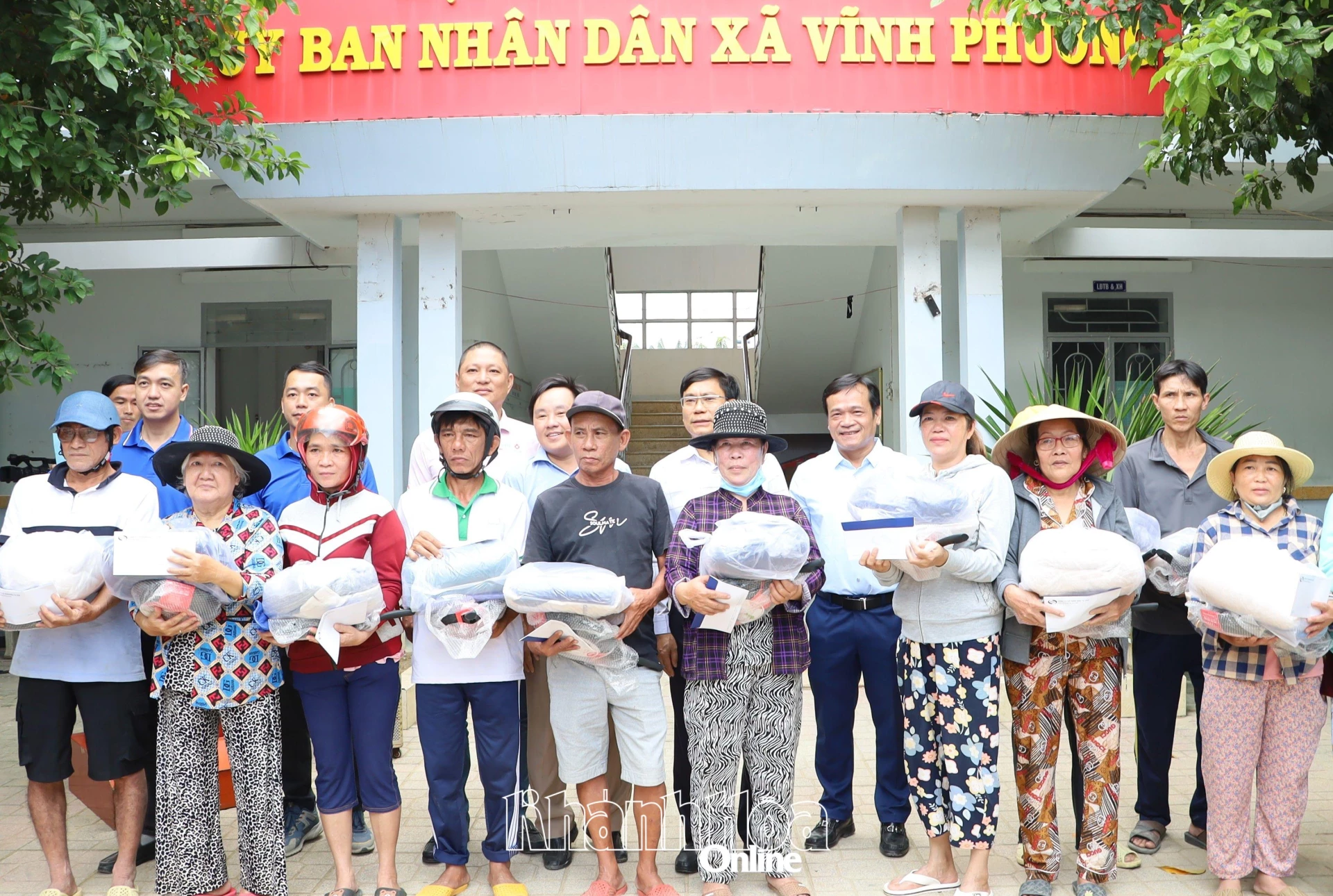 Reprezentanții unităților și întreprinderilor oferă cadouri oamenilor.