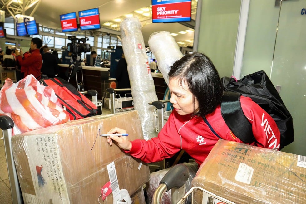 La délégation sportive vietnamienne pleine d'énergie en route pour les 33èmes Jeux d'Asie du Sud-Est : déterminée à ramener la victoire - Photo 7. Đoàn thể thao Việt Nam tràn đầy năng lượng lên đường dự SEA Games 33: Quyết mang chiến thắng trở về- Ảnh 7.