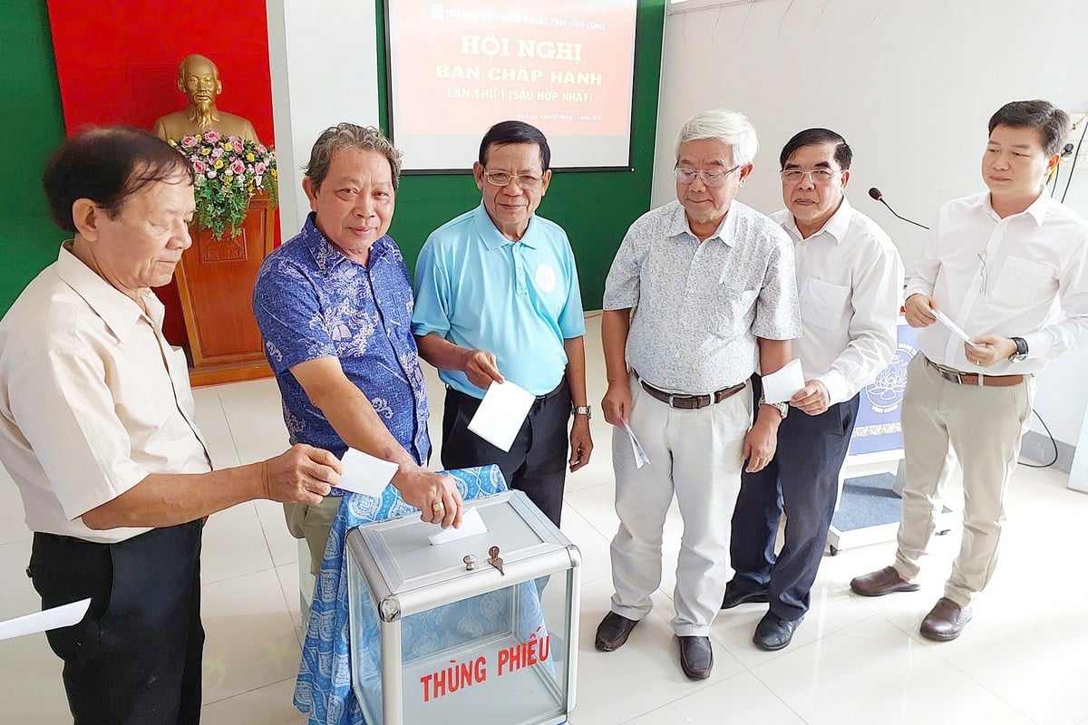 সম্মেলনে উপস্থিত প্রতিনিধিরা প্রাদেশিক সাহিত্য ও শিল্প সমিতির দায়িত্বে থাকা ভাইস চেয়ারম্যান হিসেবে মিঃ নগুয়েন ট্রং নঘিয়াকে নির্বাচিত করার জন্য ভোট দেন।