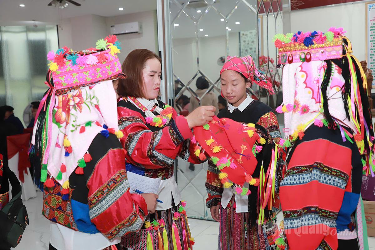 Các thiếu nữ Lô Lô của xã Lũng Cú tại lớp tập huấn.