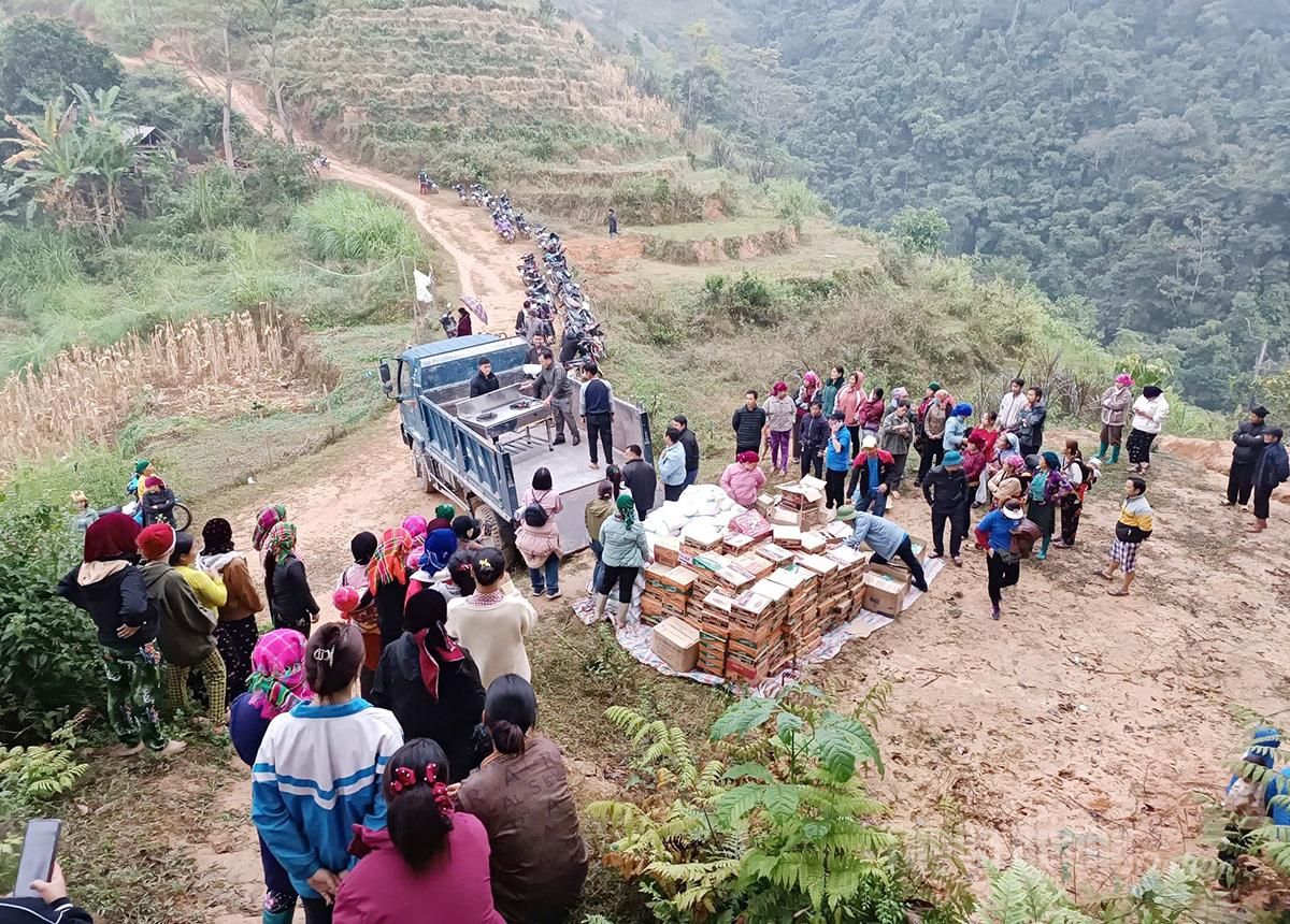 Ajándékozási program Ban Pho falu lakóinak.