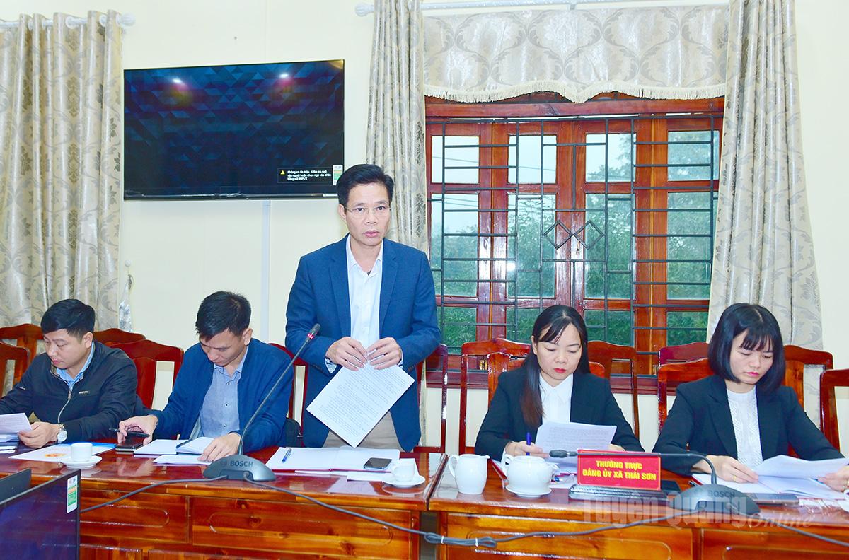 Руководители коммуны Тай Сон отчитываются о предлагаемых изменениях в планировании коммуны.