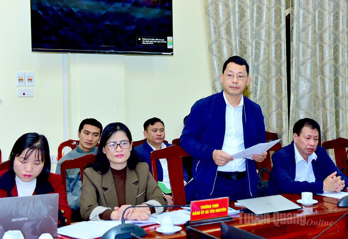 Руководители коммуны Йен Нгуен отчитываются о предлагаемых изменениях в планировании коммуны.