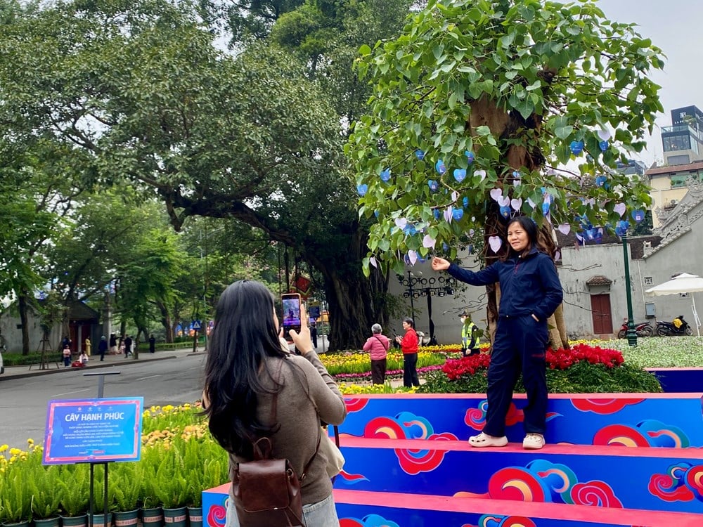 ប្រជាជនរំភើបរីករាយទទួលបានបទពិសោធន៍សកម្មភាពនានាក្នុងកម្មវិធី “បុណ្យវៀតណាមរីករាយ” - រូបថត ៨