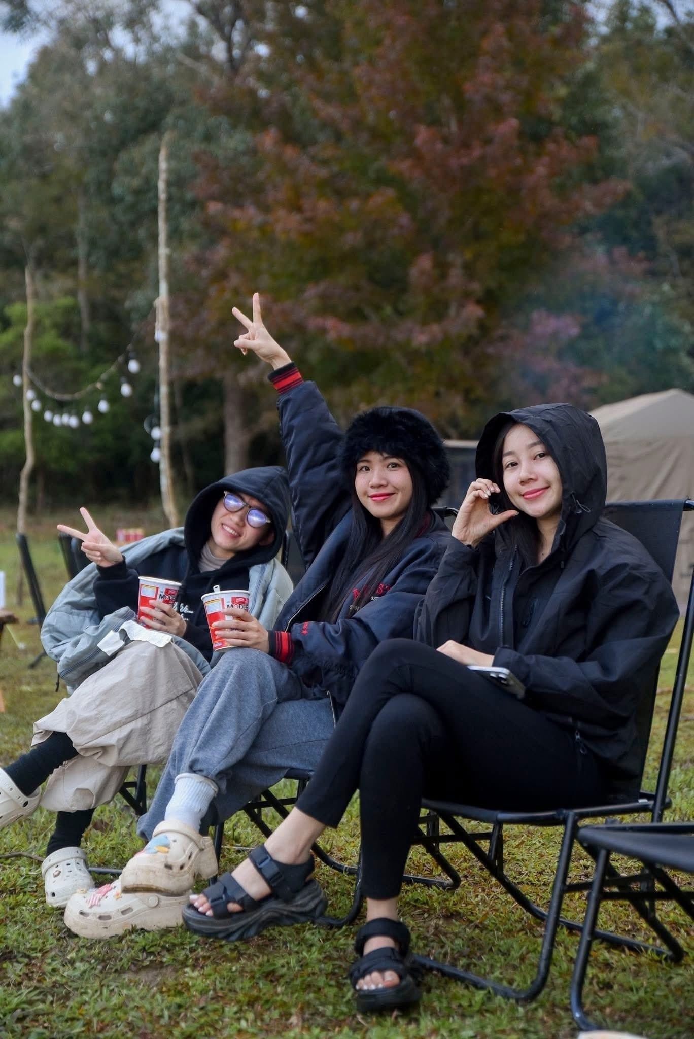Les touristes viennent randonner dans la forêt et camper. Photo : Lanh Lanh