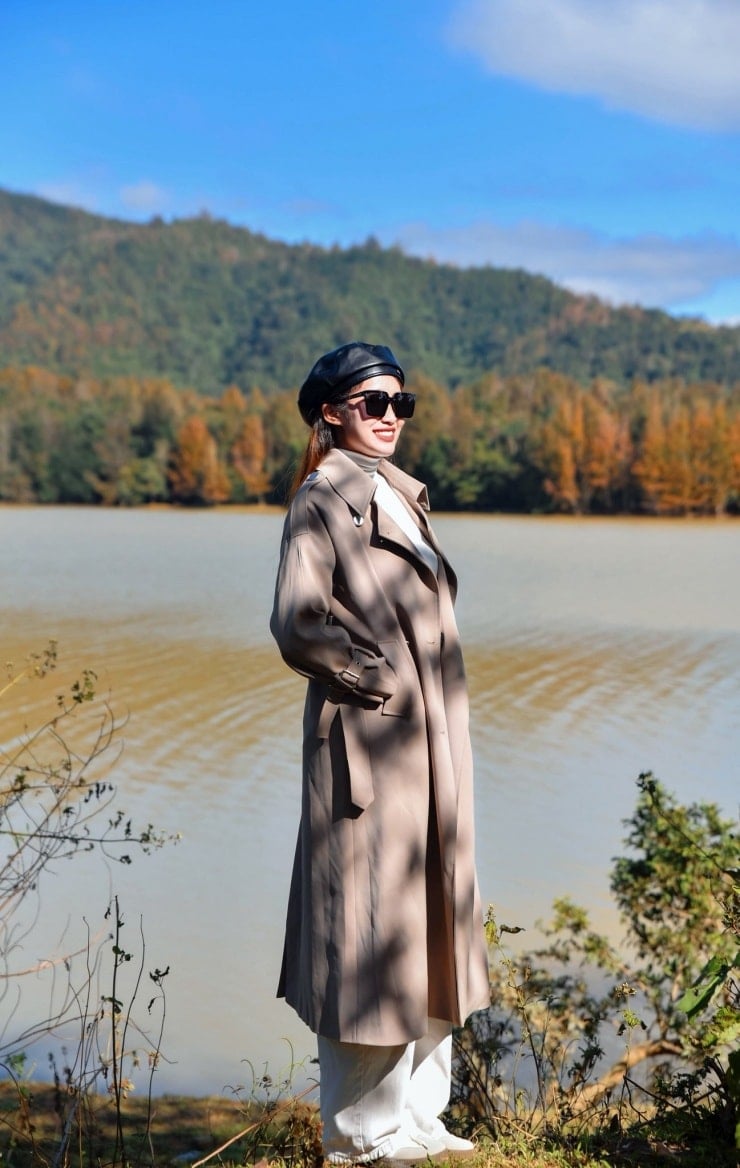 Visitors should wear warm and comfortable clothing, suitable for outdoor activities and boating. Photo: Lanh Lanh