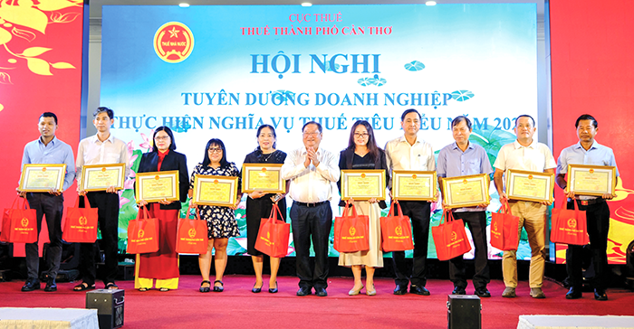 Podporovat dodržování daňových zákonů pro společný rozvoj města