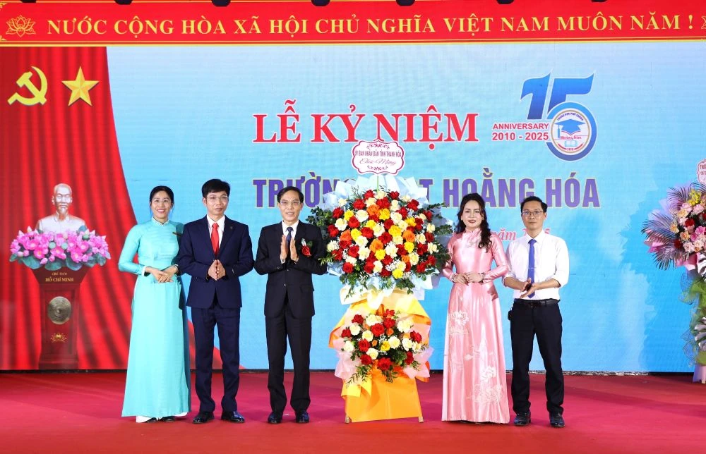 A Escola Secundária Hoang Hoa celebra seu 15º aniversário.
