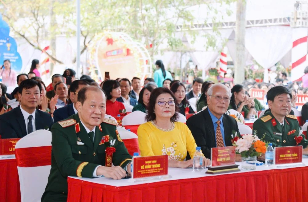 A Escola Secundária Hoang Hoa celebra seu 15º aniversário.