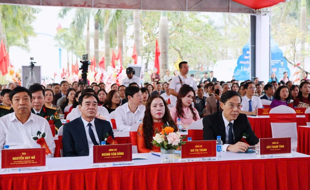A Escola Secundária Hoang Hoa celebra seu 15º aniversário.