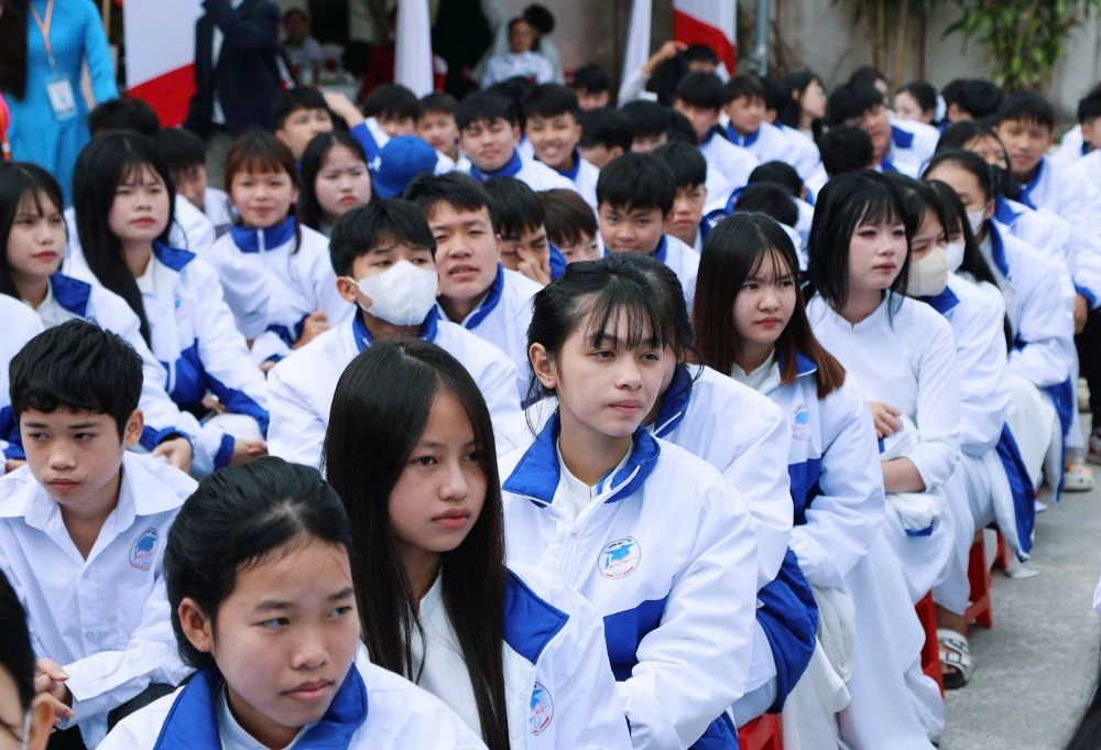A Escola Secundária Hoang Hoa celebra seu 15º aniversário.