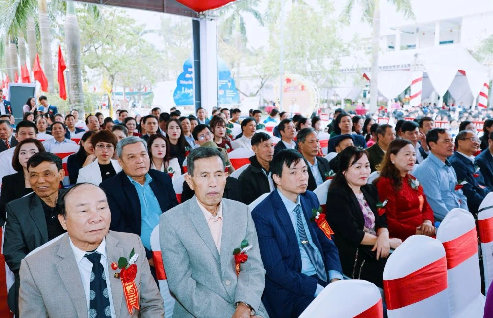 A Escola Secundária Hoang Hoa celebra seu 15º aniversário.