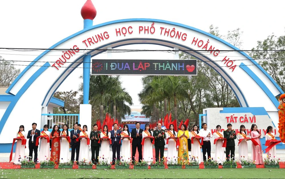 A Escola Secundária Hoang Hoa celebra seu 15º aniversário.