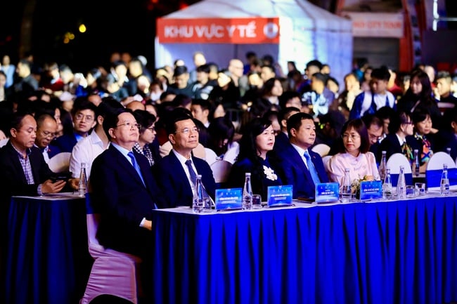 Uitreiking van de jaarlijkse mensenrechtenprijs Trao giải thưởng thường niên về quyền con người "Việt Nam hạnh phúc - Happy Vietnam 2025" - Ảnh 1.