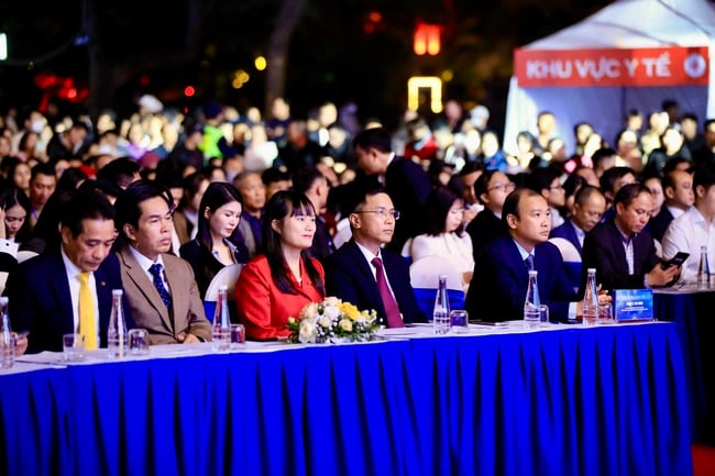 Uitreiking van de jaarlijkse mensenrechtenprijs Trao giải thưởng thường niên về quyền con người "Việt Nam hạnh phúc - Happy Vietnam 2025" - Ảnh 2.