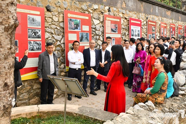 Son La: De toeristische sector speelt een belangrijke rol in de economie en draagt bij aan de uitroeiing van honger en armoede, het behoud van cultuur en de bescherming van het milieu - Foto 2. Sơn La: Ngành du lịch đã phát huy vai trò quan trọng trong nền kinh tế, góp phần xóa đói giảm nghèo, bảo tồn văn hóa và bảo vệ môi trường - Ảnh 2.