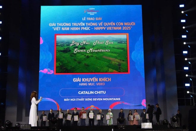 Forfattergruppen, forfatterens representant, mottok Oppmuntringsprisen – forfatter Catalin Chitu står i midten (ved siden av forfatteren i rød skjorte). (Foto: Tung Anh) 8f4936c24ca5c3fb9ab4.jpg