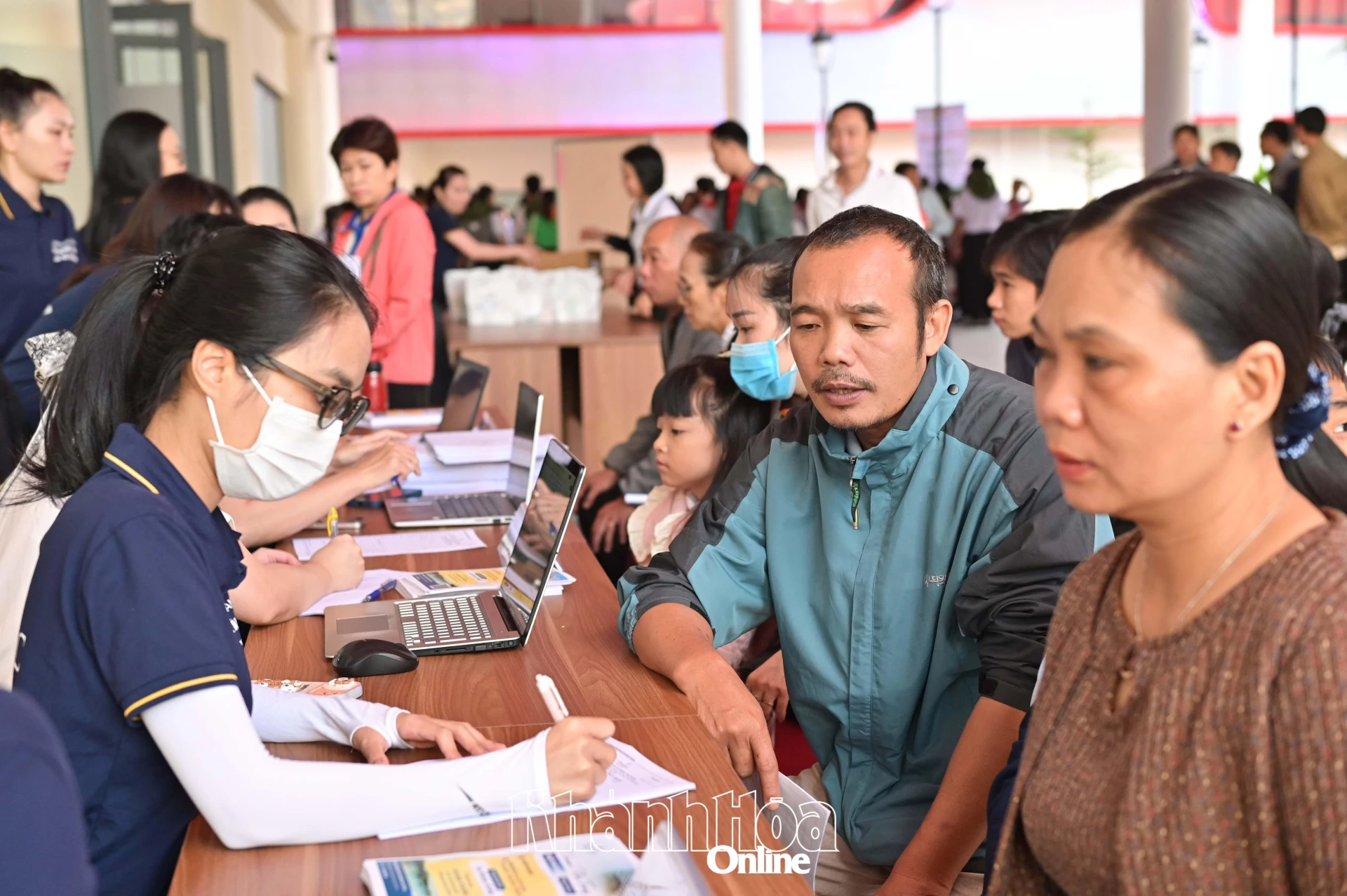 มีคนมาลงทะเบียนเข้ารับการตรวจสุขภาพเป็นจำนวนมาก