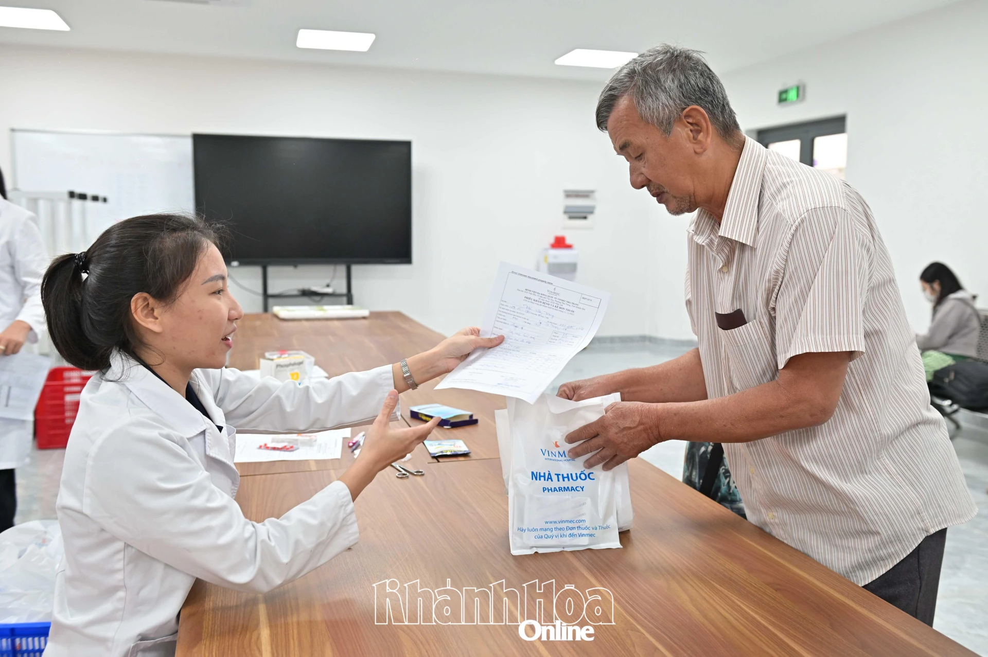 จัดให้มีบริการยาฟรีแก่ประชาชน