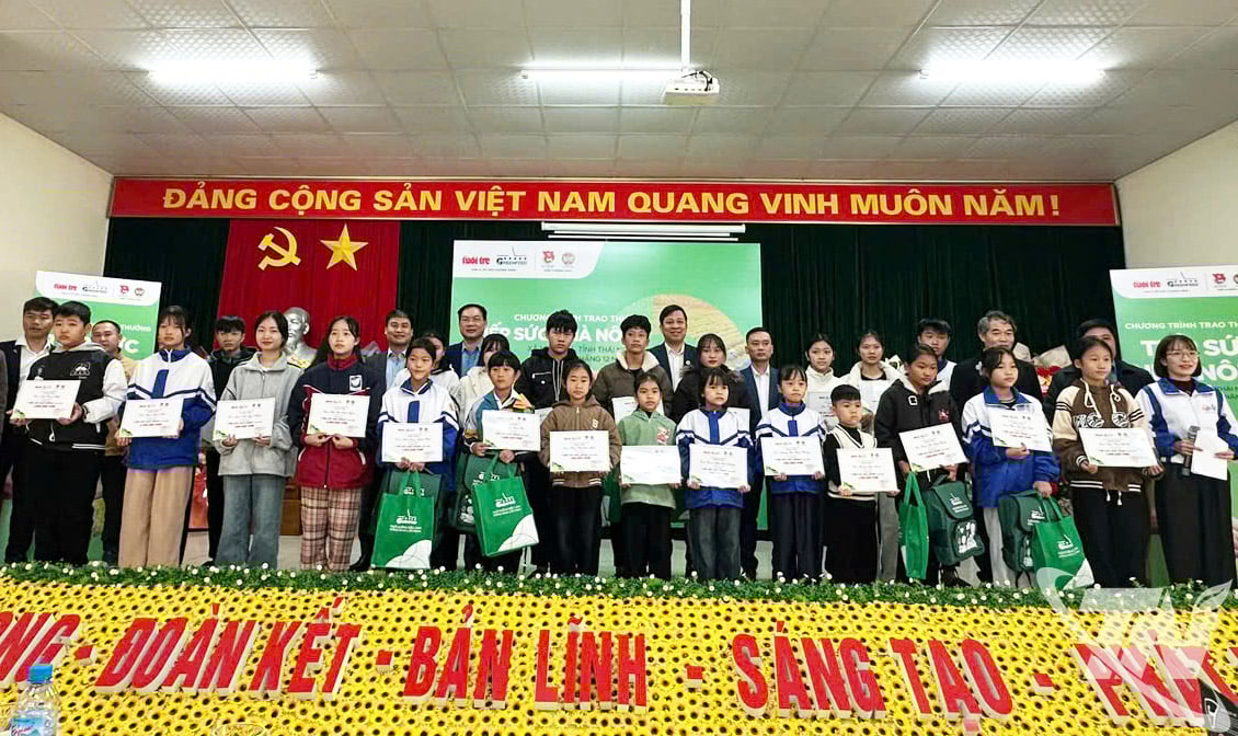 Representanter för sponsorer och lokala myndigheter överlämnade gåvor till eleverna.