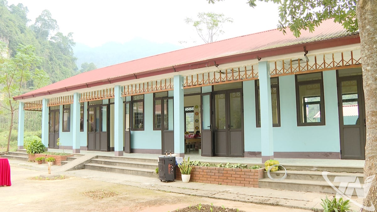 Noile săli de clasă au fost vopsite și dotate cu uși robuste din aluminiu pentru a se încălzi pe timp de iarnă.