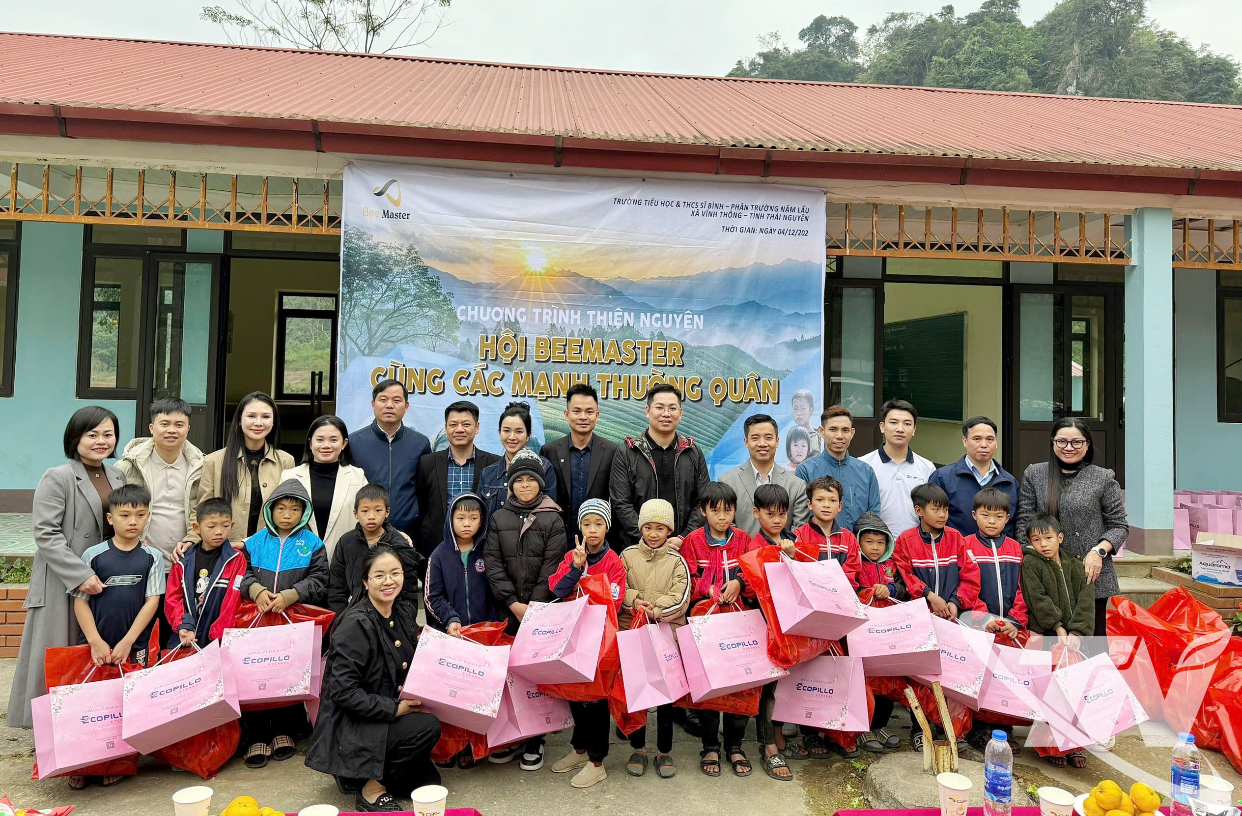 Oferirea de cadouri elevilor aflați în circumstanțe dificile de la școala Nam Lau.