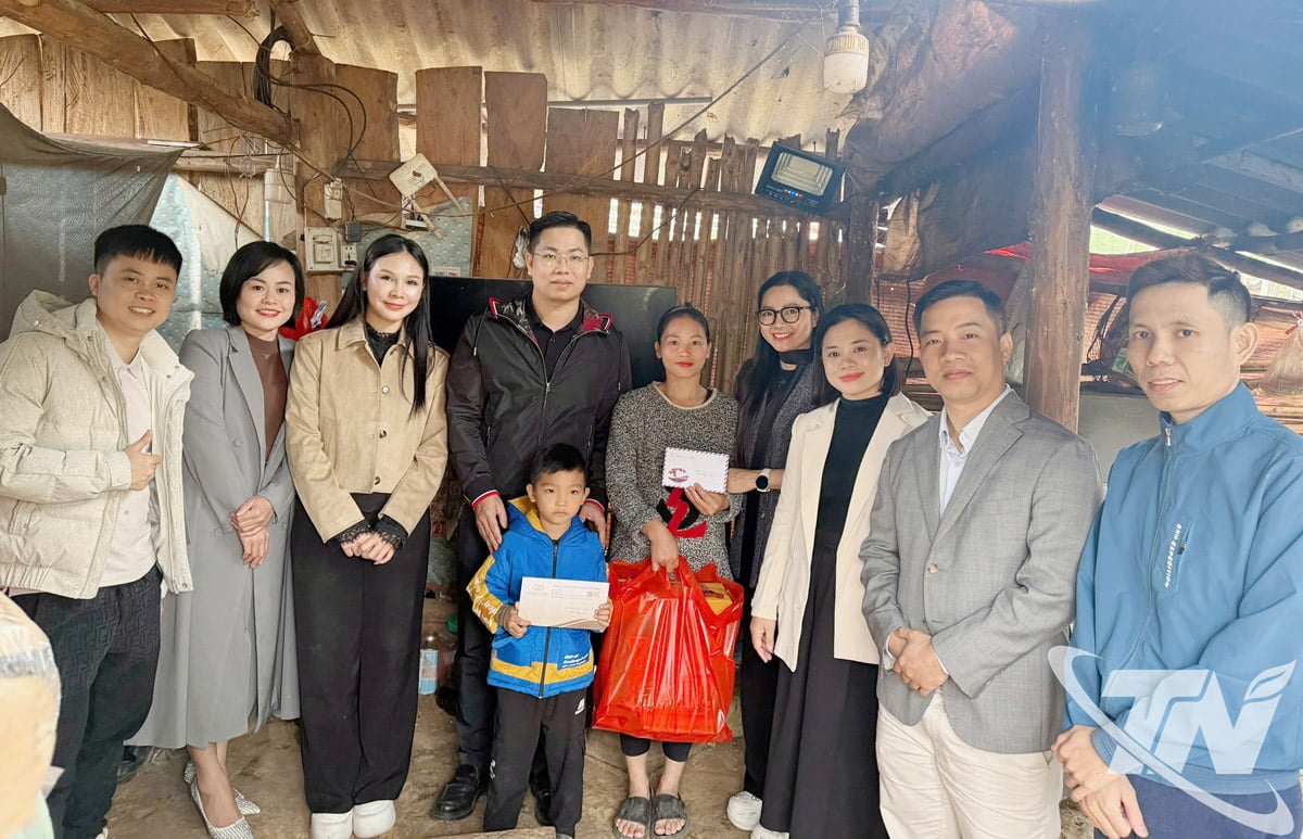 Echipa Bee Master și donatorii au oferit cadouri lui Luong Luc Khoi, un elev defavorizat al școlii.