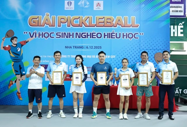Vackra bilder från pickleballturneringen Những pha bóng đẹp tại giải pickleball 'Vì học sinh nghèo hiếu học'- Ảnh 2.